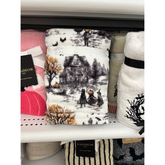 Other - Nicole Miller Halloween Witch Pumpkin Hand Towels Set of 2